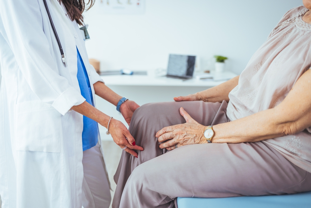 Prevenire l’osteoporosi con calcio, proteine e attività fisica dalla giovane età