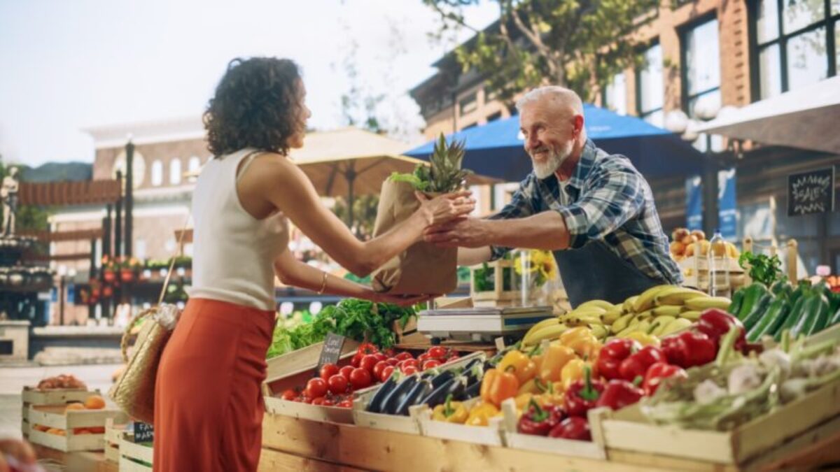 Persone che fanno la spesa al mercato locale