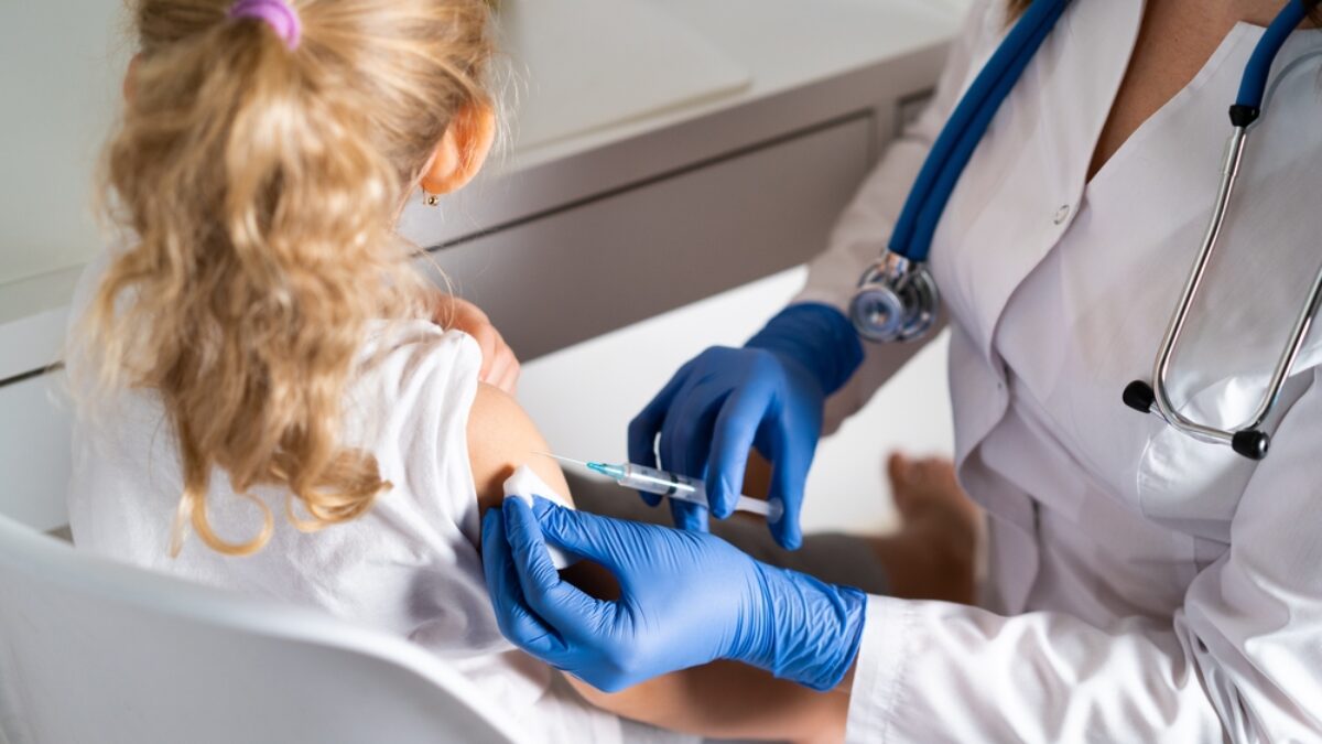 somministrazione della vaccinazione anti-influenzale a un anziano