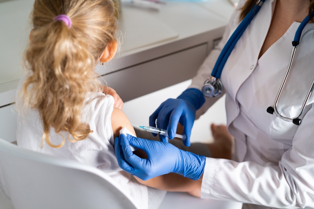 somministrazione della vaccinazione anti-influenzale a un anziano