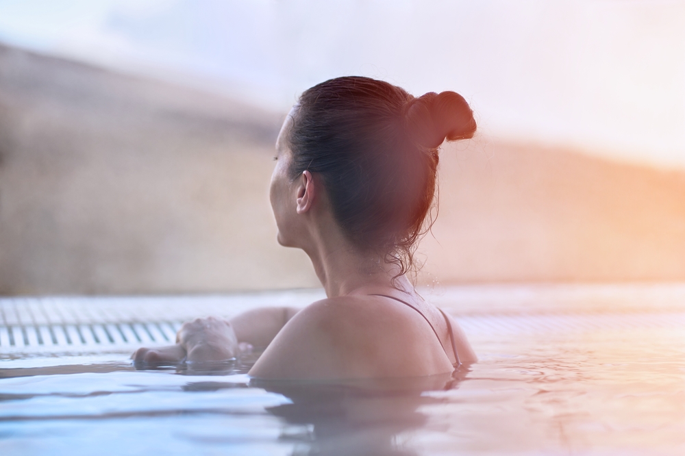 Persone adulte che si rilassano durante cure termali in una piscina di acqua calda