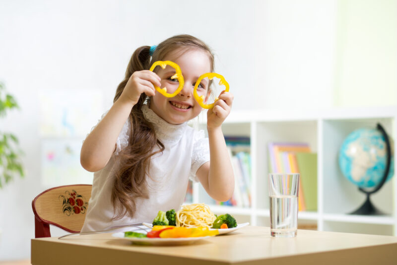 bambino che mangia yogurt ricco di fermenti lattici