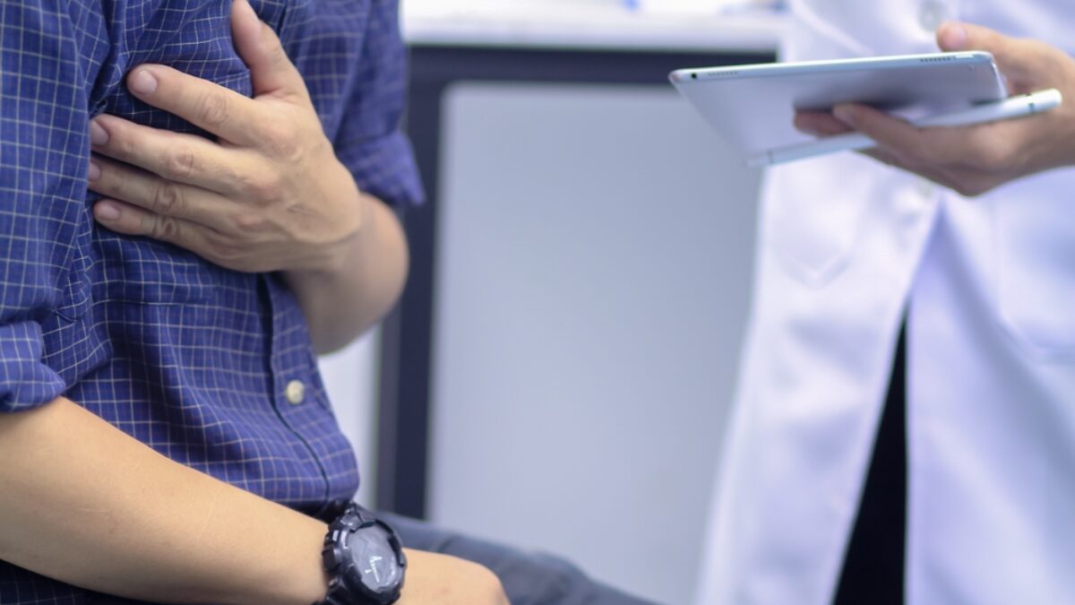 Anziano con mano sul petto