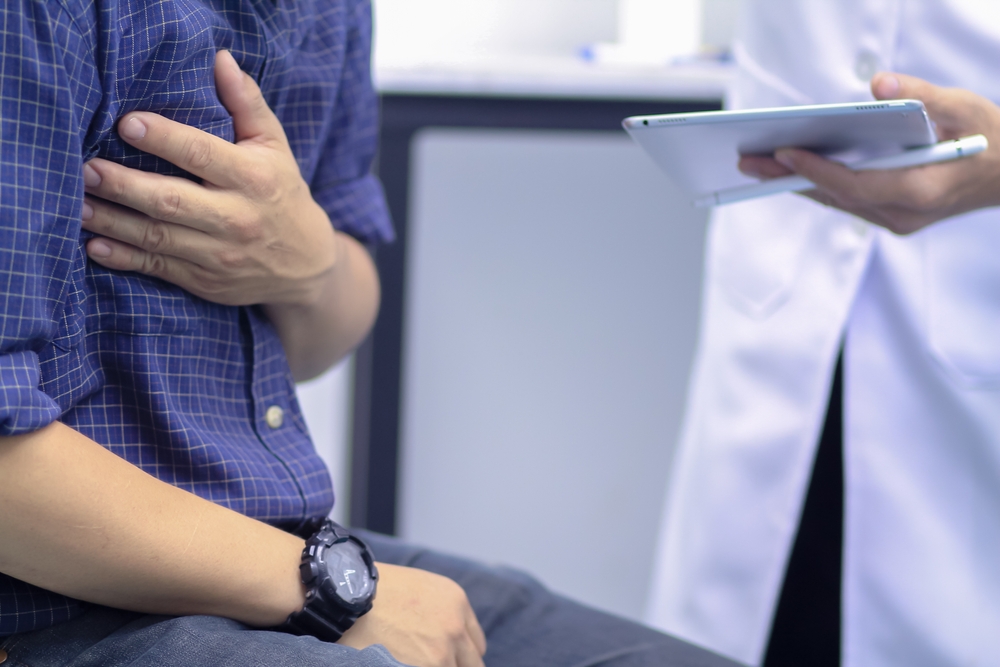 Anziano con mano sul petto