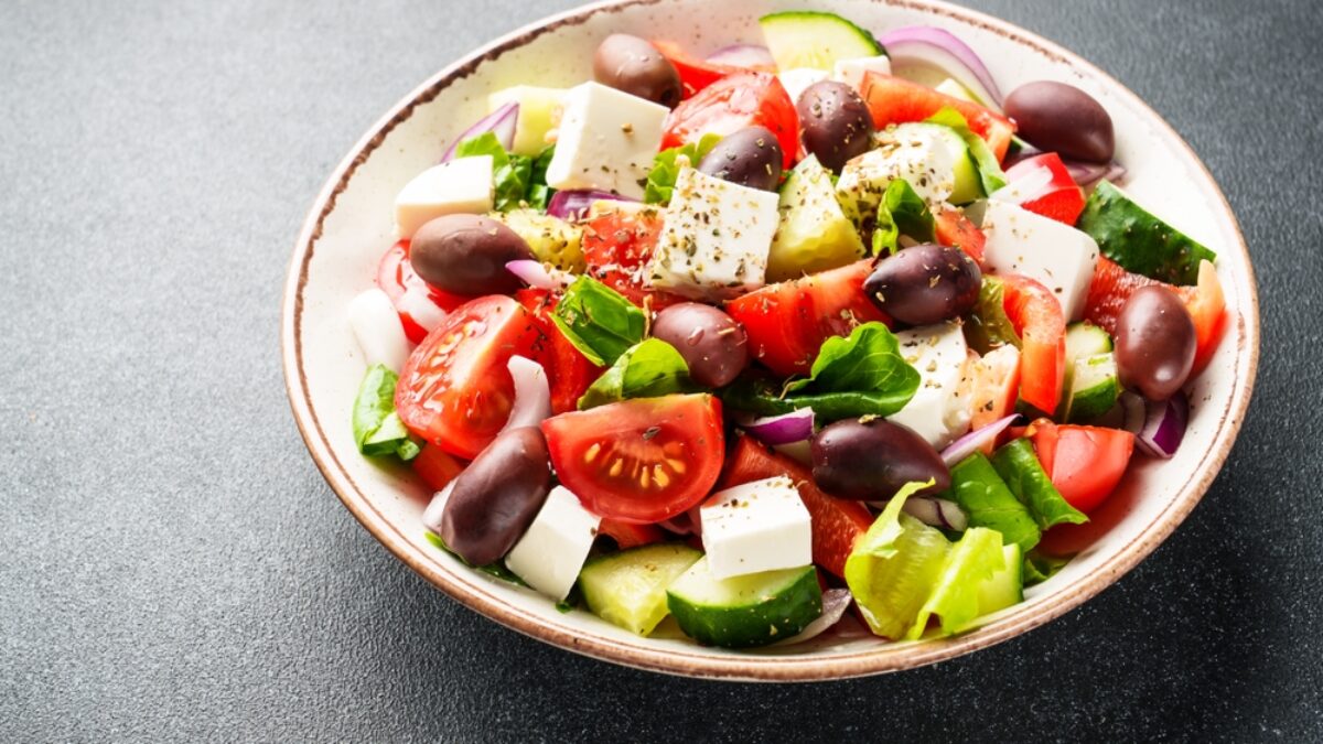 Dieta mediterranea con alimenti freschi e stagionali