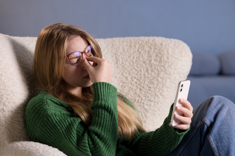 Smartphone e occhi con affaticamento visivo da uso prolungato