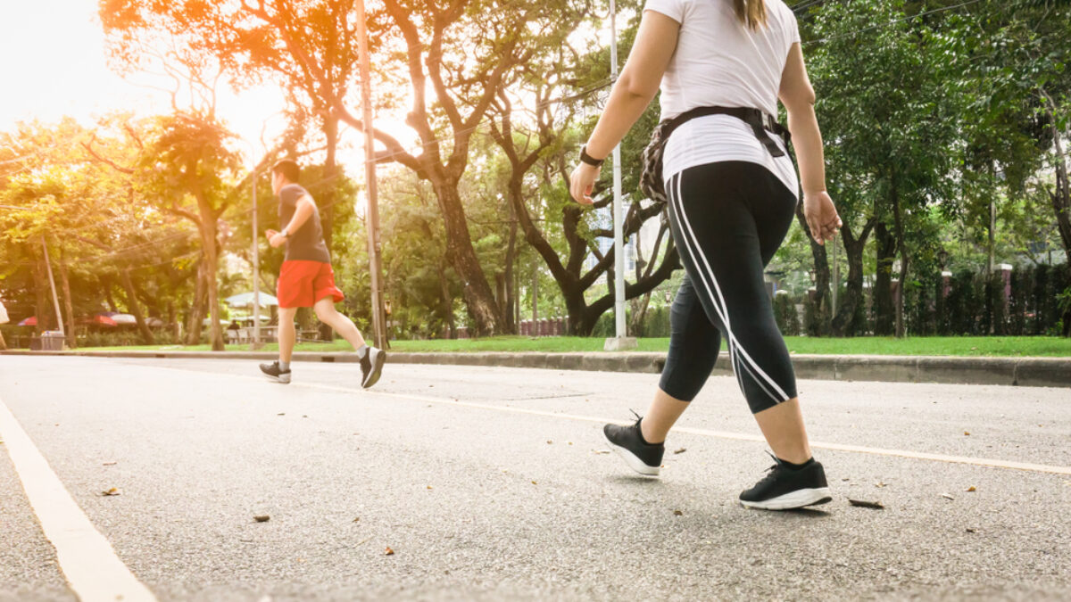 Caldo e circolazione delle gambe durante una passeggiata estiva