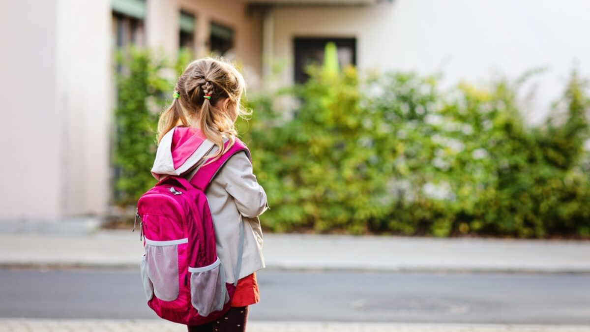 Ritorno al nido e a scuola per un bambino con il genitore