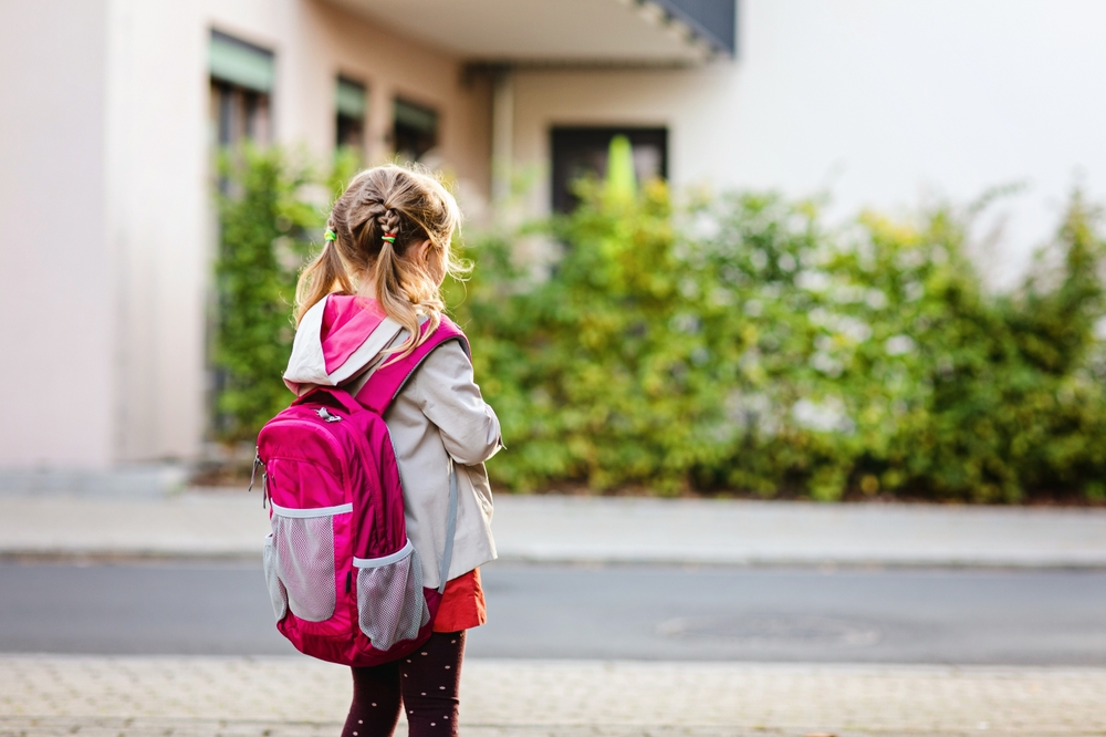 Ritorno al nido e a scuola per un bambino con il genitore